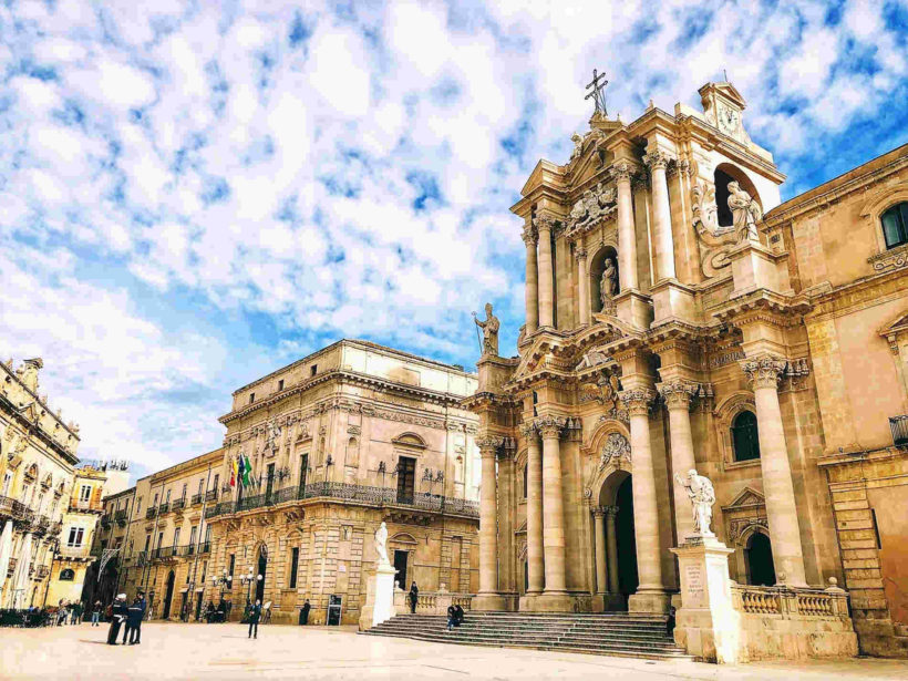 Piazza_duomo-a-ortigia-cosa-vedere-a-Siracusa-e-dintorni